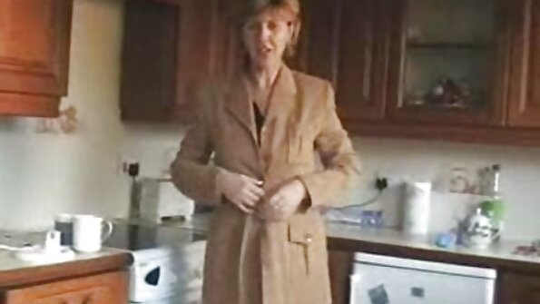 Gara garmataina bimbo atver kājas un drāž