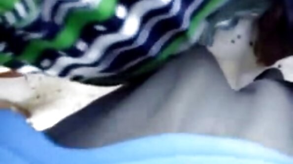 Pusaudžu brunete, kurai patīk justies savā cukurā, atrodas gultā