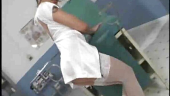 Lielas krūtis apdullinātājs Cali Couture saņem pienācīgu sitienu