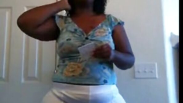 Blondīne, kas mīl vīriešus, laiza divus peļus trijatā