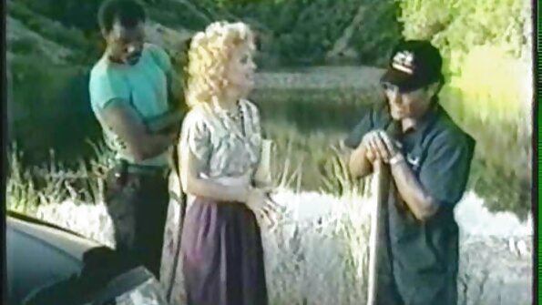 Brunete meitene ar slaidu incītis caurumu kļūst fucked HD