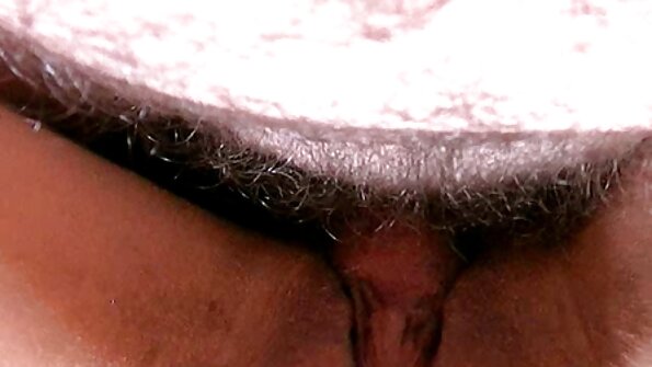 Cālis ar ievērojamu aizmuguri novieto savu slapjo incīti uz cieta dzimumlocekļa