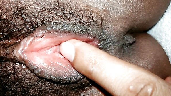 Liels penis iekļūst karstajā slampā virtuves akā