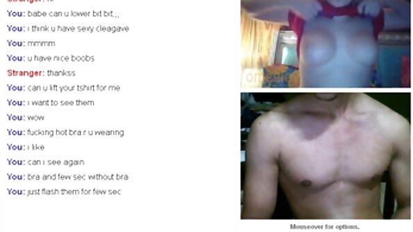 Kāda blondīne zīdīšanas laikā izliek savas lielās krūtis vannas istabā