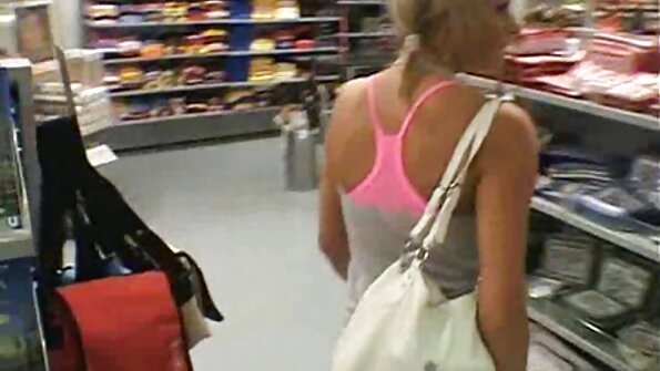 Šajā filmā kādai blondīnei aizsprosto dibenu