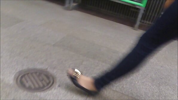 Blondīne, kurai ir skaists dupsis, piesaista lielu uzmanību