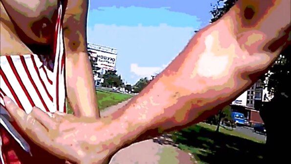 Blondīne ar karstu dupsi un noskutu incīti kļūst kaila