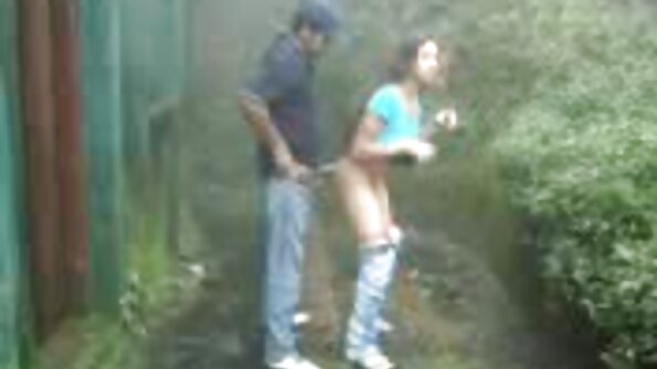 Krāsainā latīņu nimfo ar seksīgu augumu ir drāzta uz gultas