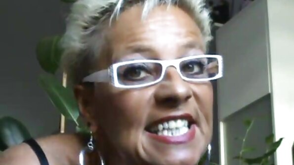 Cālis, kuram patīk rupjš sekss, tiek izdrāzts uz koka grīdas