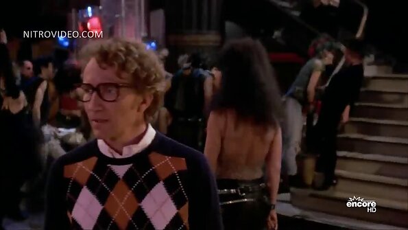 Cālis ar jauku zīlīšu pāri ir ļoti smagi izdrāzts uz dīvāna