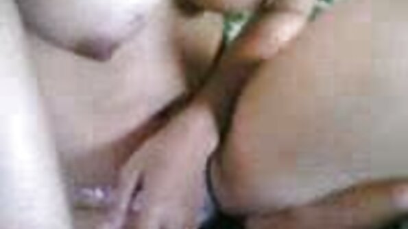 Burvīga brunete Kiarra, kas tik labi jāj ar lielu knābi