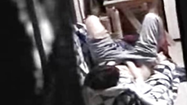 Kāds puisis šauj sēklu karstā brunetē uz gultas palagiem