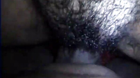 Automašīnas aizmugurējā sēdeklī iekļūst karsta sieviete