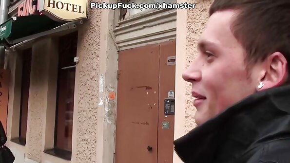 Virtuvē ir jauka dāma, un viņa tiek daudz laizīta