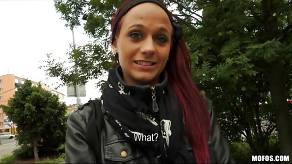 Ana Foxx smagi strādā, lai dziļi rīklē, ka liels balts gailis