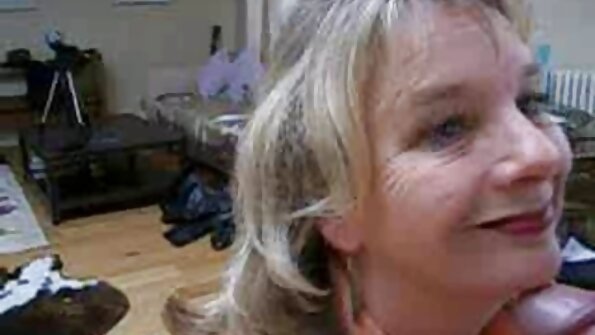 Seksīga rudmate ar dabisku augumu saņem pļauku pa dupsi