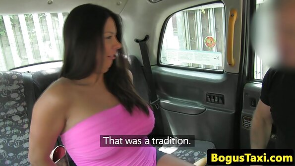 Sieviete ar sīkiem sprauslām un mazām krūtīm pūš darbu