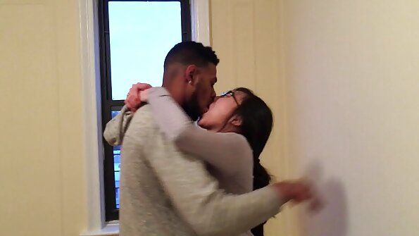 Blondīnei garšo brunetes vīra gailis trijatā