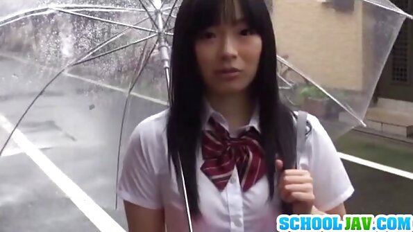 Blondīne, kurai patīk vilkt gailīti, dabū vienu savā ciešajā pakaļā