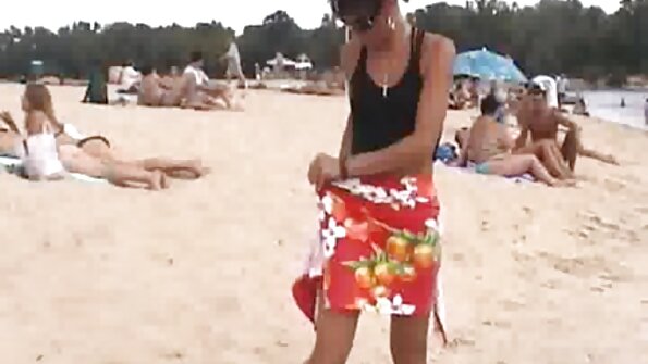 Blondīne ar zilām acīm pūš fotokameras tuvumā