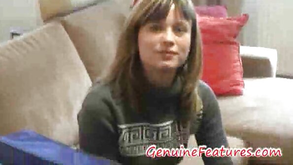 Brunete un blondīne šajā ainā dara kopā lietas