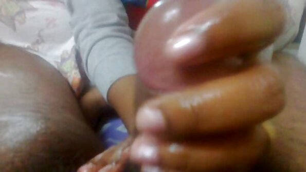 Bimbo ar lielu dupsi seksīgi apstrādā lielo gailīti