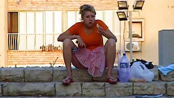 Blondīne, kurai patīk melns gailis, ielaiž divus no tiem savā caurumā