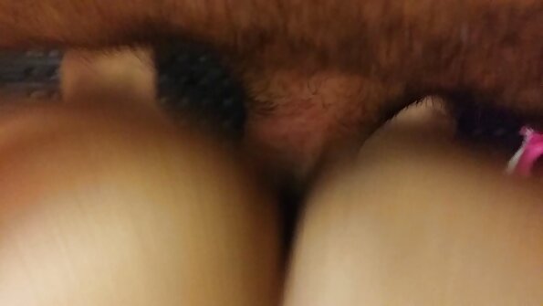 Blondīne ar lielām klauvējām klasē drāž zīlīti