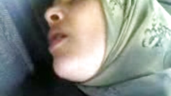 A brunete melnkoks meitene izpaužas viņas incītis fucked sunītis style labi