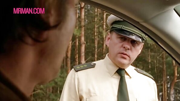 Brunete solo meitene iebāza lielu seksa rotaļlietu savā slapjā cukurā