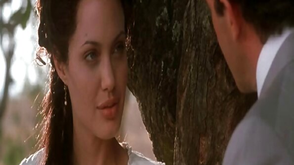 Cālis, kuram ir milzīgas krūtis, šeit seksīgi atlec