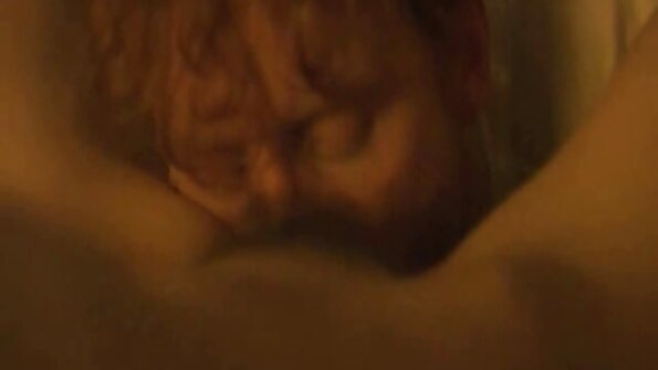 Burvīga brunete bauda masīvu dūrienu, kas jāšanās viņas pakaļā