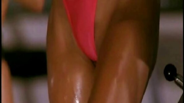 Burvīgs mazais viksēns atrodas zvaigžņu apakšā, kas sūc penis