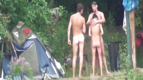 Gaiļa briesmonis iekļūst mazā, blondīnē