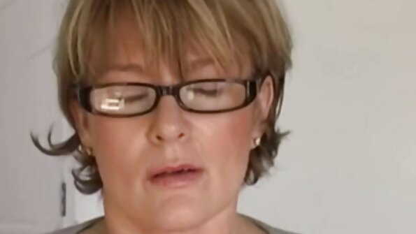 Seksīga brunete ar cirtainiem matiem masē savas slapjās incītis lūpas