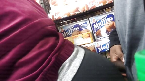 Seksīga meitene nodarbojas ar anālo seksu ar vīrieti mūsu priekšā