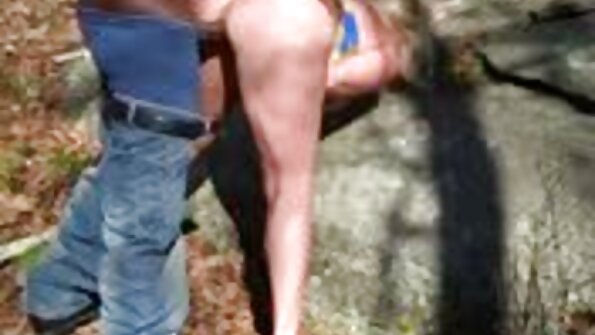 Seksīga slampa Budapeštā novieto savu pilskalnu uz niknas erekcijas