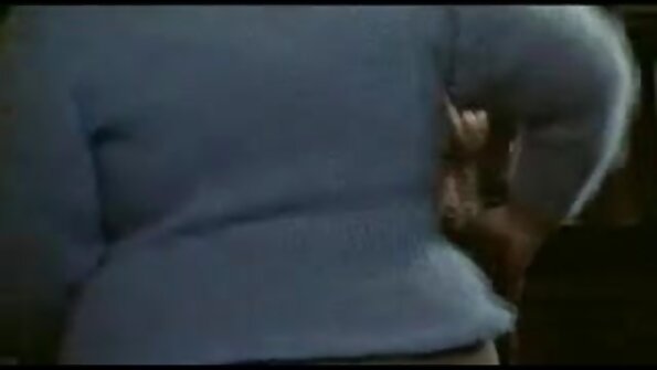 Āzijas un melnādains stulbenis, kas ir no starprasu pornogrāfijas skatuves