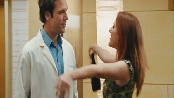 Blondīne, mīlulis, lesbiešu sekss ar savu jauno auklīti