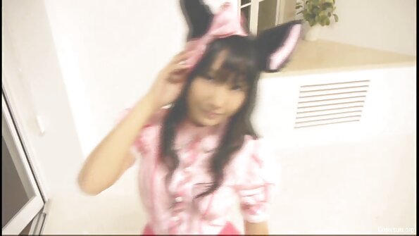 Blondīne ar lielām krūtīm seksīgi zīž gailīti mūsu priekšā