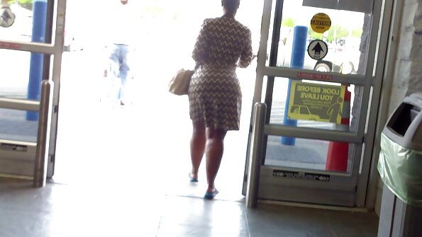 Liela seksa rotaļlieta iekļūst šajā karstajā brunetei šeit