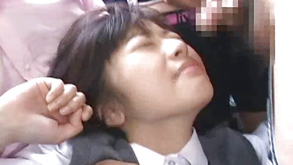 Bimbo ar seksīgu dupsi viņas partneris drāž uz dīvāna