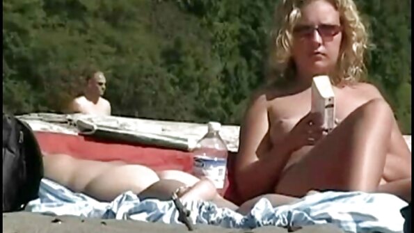 Melnajai sievietei ar lieliem sprauslām mutē ir balts penis