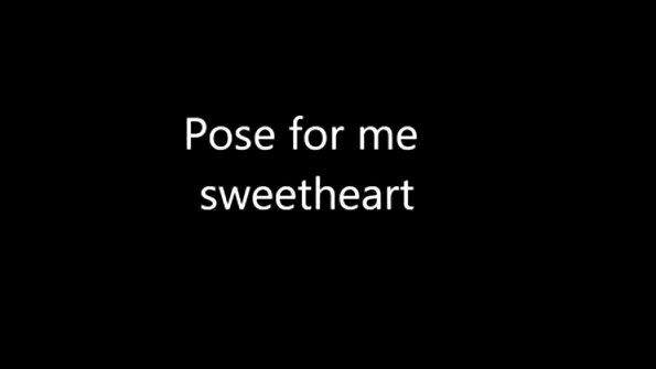 Blondīne noliecas un viņa ņem gailis viņas slapjā ciešā ass