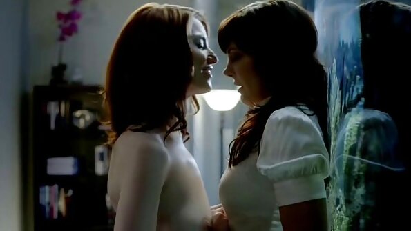 Blondīne novelk savu bikini, lai viņa varētu labi izdrāzt