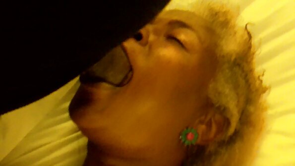 Blondīne, kurai ir lielas krūtis, novieto savu incīti ap peni