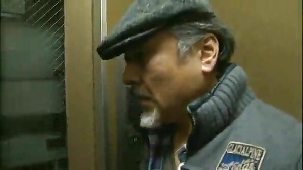 Skaistule laiza lielu dildo, un viņa vēlāk ar to masturbē