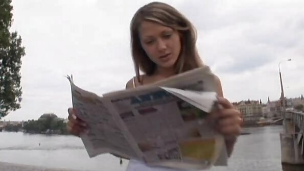 Burvīga brunete amatiere, kas jāj ar partnera locekli vecā mājā