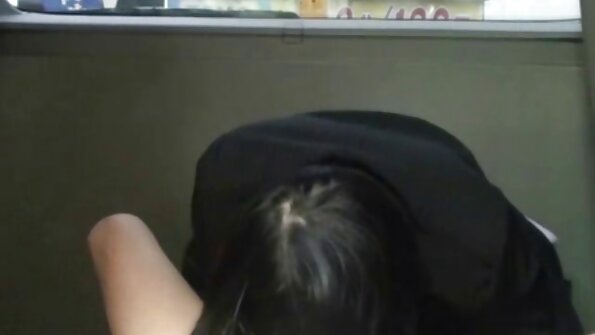 Puisis ar aizmiglotu seju velk lielu gaili uz dīvāna