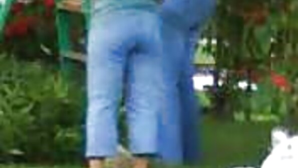 Smalka sieviete, kas trenējas, bandā iegūst pīrāgu